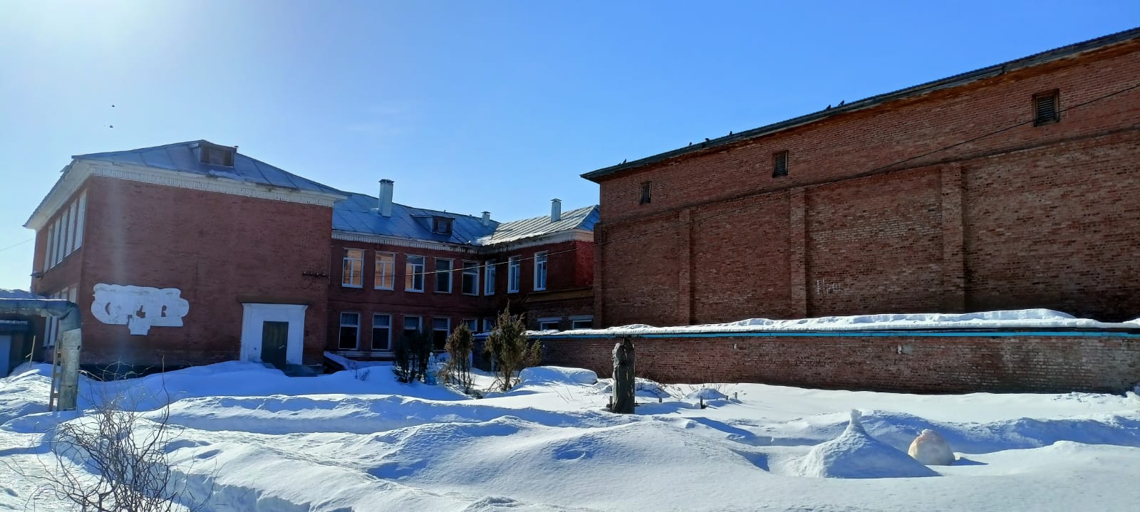 Двор школы Двор школы